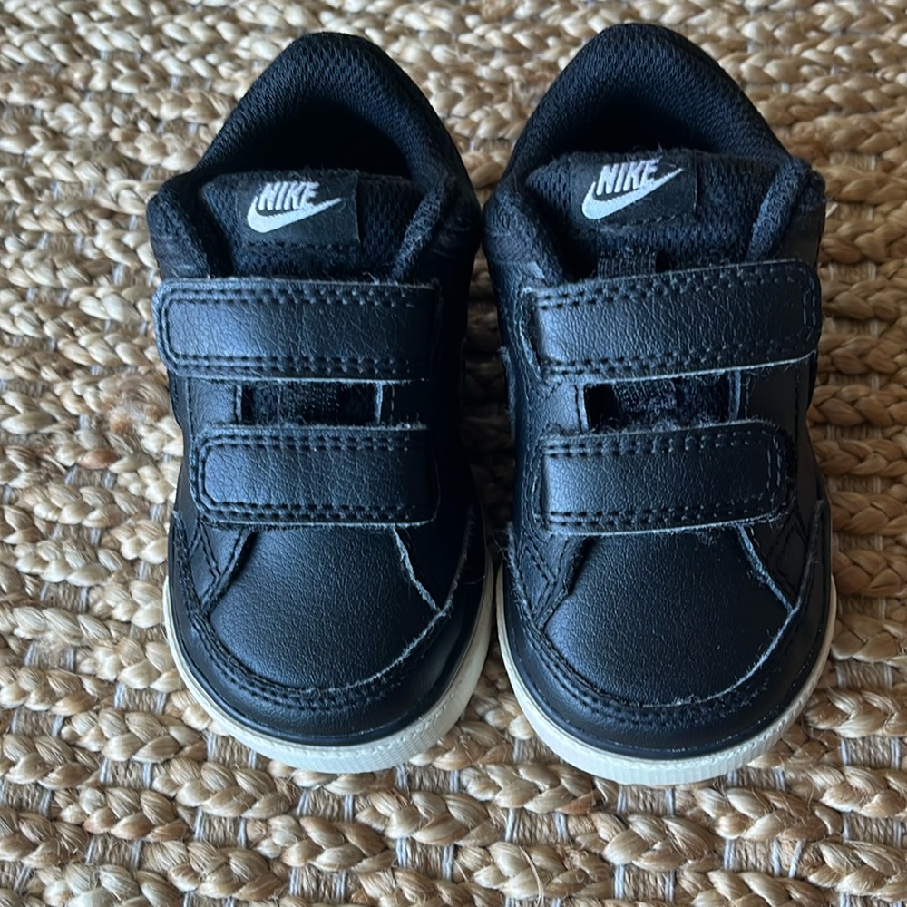 Kids Nike Shoes Velcro size 5C